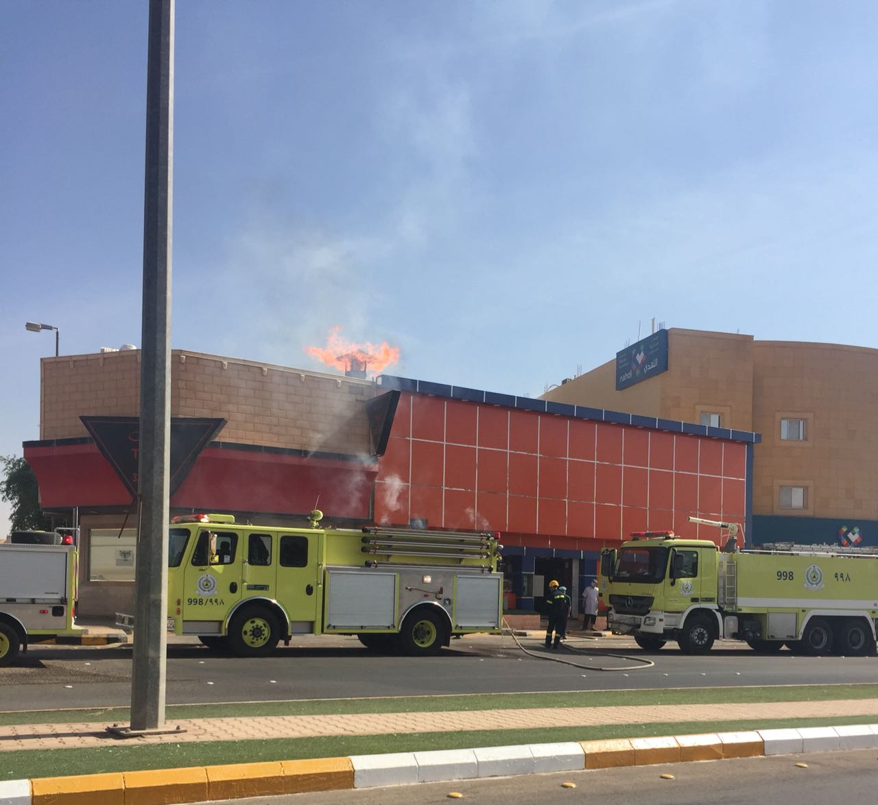 بالصور… إخماد حريق بمطعم في #البكيرية بلا إصابات