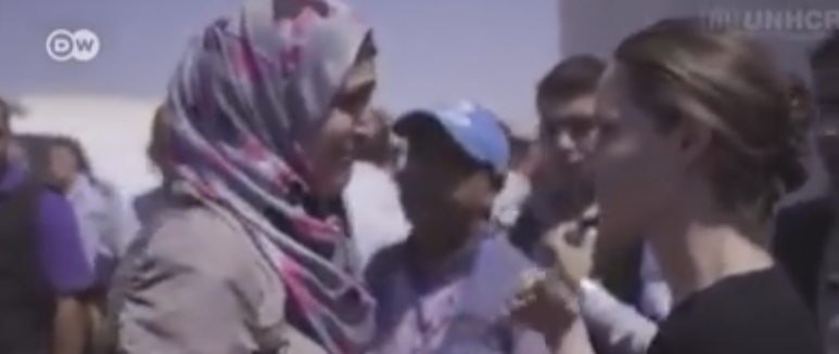 شاهد.. أنجلينا جولي توجّه رسالة للعالم من مُخيم الزعتري بالأردن - المواطن
