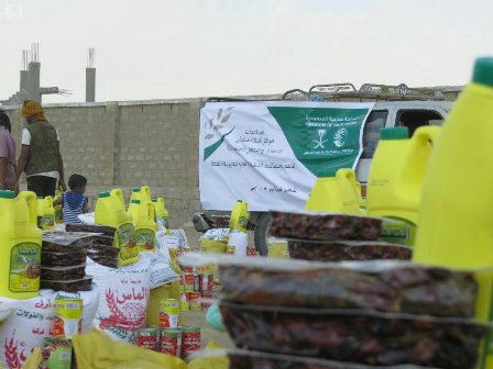 بالصور.. مركز الملك سلمان يوزع السلال الغذائية في المخا اليمنية