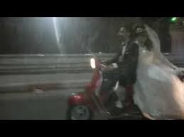 شاهد.. عريس يزف عروسه على دراجة نارية