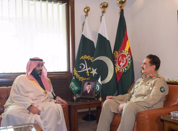 سمو ولي ولي العهد يجتمع مع قائد الجيش الباكستاني