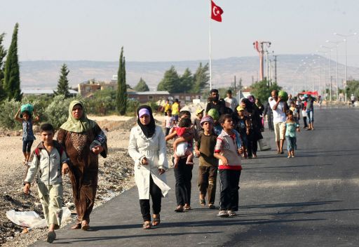 تركيا تسعى لإصدار تصاريح عمل للاجئين السوريين