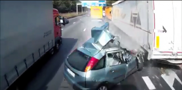 بالفيديو.. حادث مروّع يحقق 3 ملايين مشاهدة بـ”اليوتيوب”