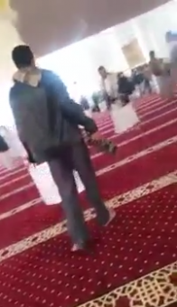 شاهد.. حوثيون يطلقون النار داخل مسجد في صنعاء والسبب؟