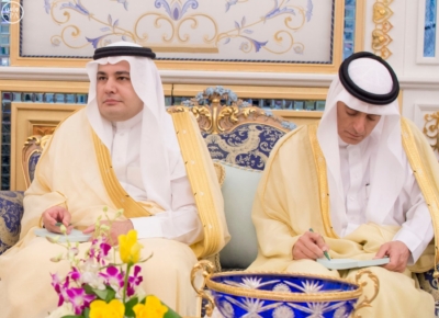 1 استقبال الملك سلمان يتسلم الرسالة من ملك البحرين