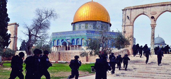 مستوطنون يهود يقتحمون المسجد الأقصى بحماية قوات الاحتلال