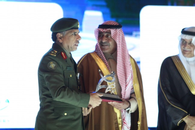 الأمير مقرن يسلم مدير الجوازات جائزة الإنجاز لـ” أبشر ومقيم “