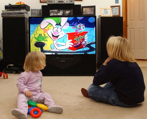 استشاري: ترك الأطفال دون الثانية أمام التلفزيون يصيبهم “بالتوحد”
