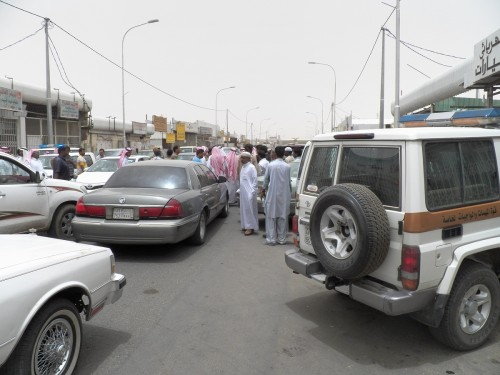 توقيف صناعيِّين في بيشة لاعتراضهم على نقل ورشهم