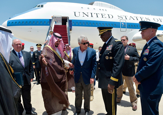 بالصور.. سلمان بن  سلطان يستقبل وزير الدفاع الأمريكي