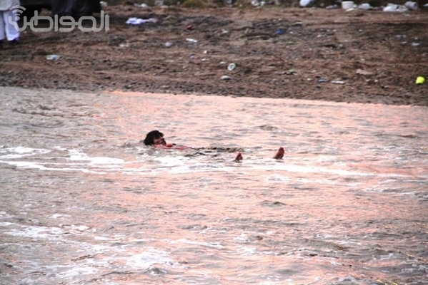 شابان يعرضا حياتهما للخطر ويسبحان بوادي القيم بالطائف