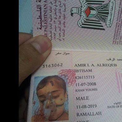 مغردون يتناقلون صورة جواز طفل فلسطيني بكمامة تنفس