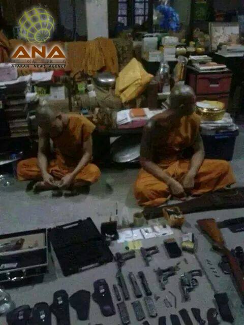 صورة لراهبين بوذيين مسلحين تثير مخاوف المسلمين في ميانمار