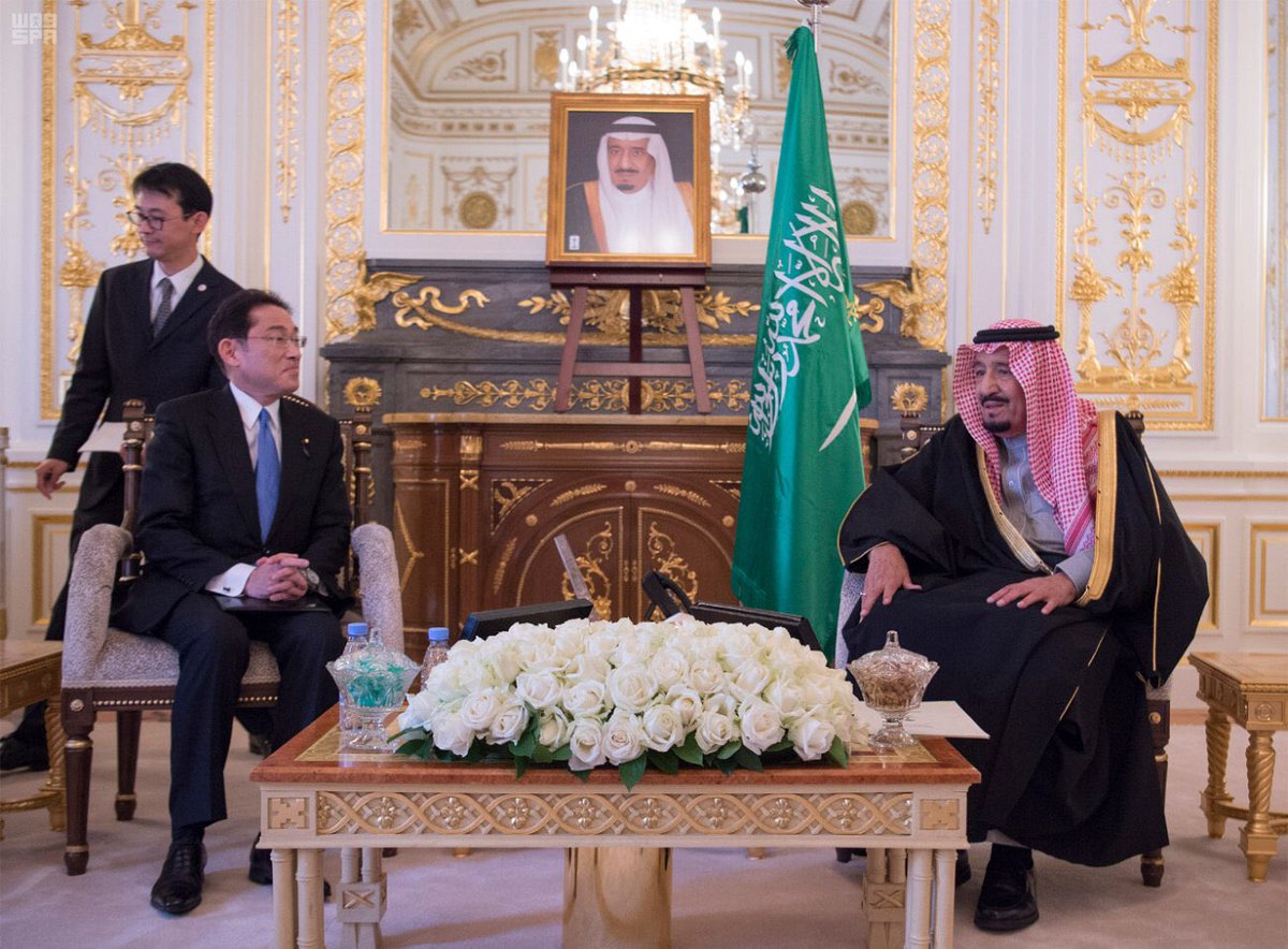 الملك يستعرض العلاقات الثنائية مع وزير الخارجية الياباني