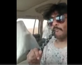 بالفيديو.. سائق يدخن الشيشة أثناء القيادة على طريق الرين بيشة