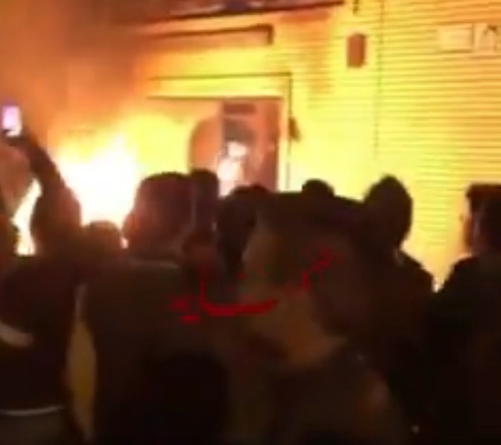 بالفيديو.. متظاهرون يحرقون مبنى الحوزة التابع للمرشد خامنئي بأصفهان