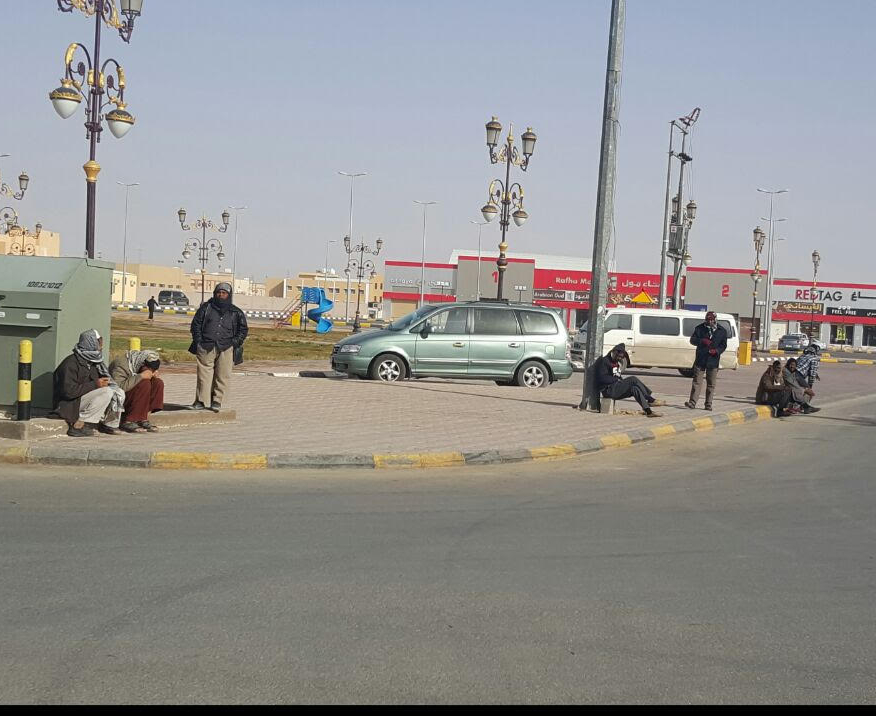 بالصور.. عمالة سائبة تزعج سكان محمدية #رفحاء