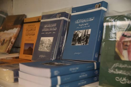 دارة الملك عبدالعزيز تشارك في معرض الكتاب بجامعة الجوف11