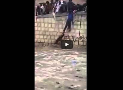 بالفيديو.. في موقف بطولي شاب يضحّي بنفسه لإنقاذ آخر جَرَفه السيل