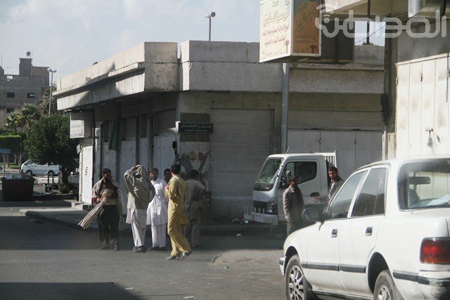 بالصور.. عمالة مخالفة تتصيد الزبائن في شوارع الطائف