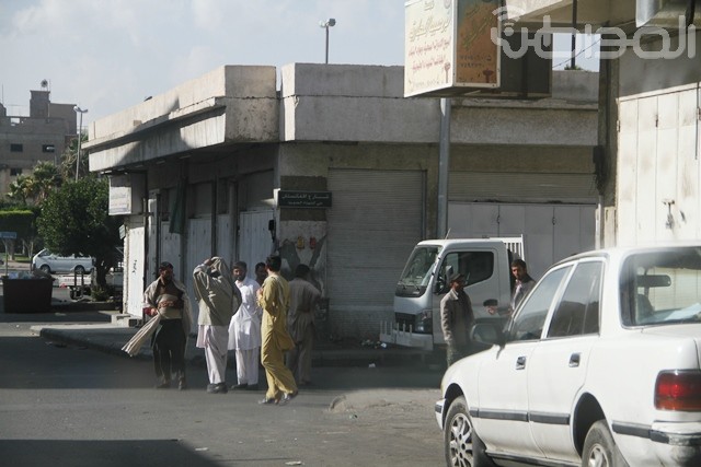 بالصور.. عمالة مخالفة تتصيد الزبائن في شوارع الطائف