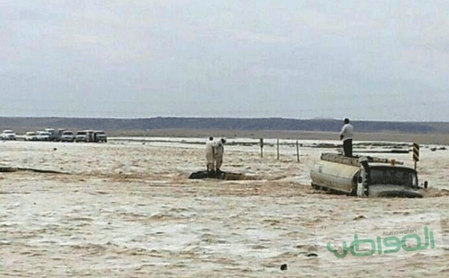 الدفاع المدني بالحائط يحاول إنقاذ أربعيني احتجزه السيل