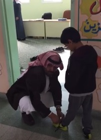 بالفيديو.. معلم يربط حذاء أحد طلابه.. و”المواطن” تلتقي موثِّق المقطع