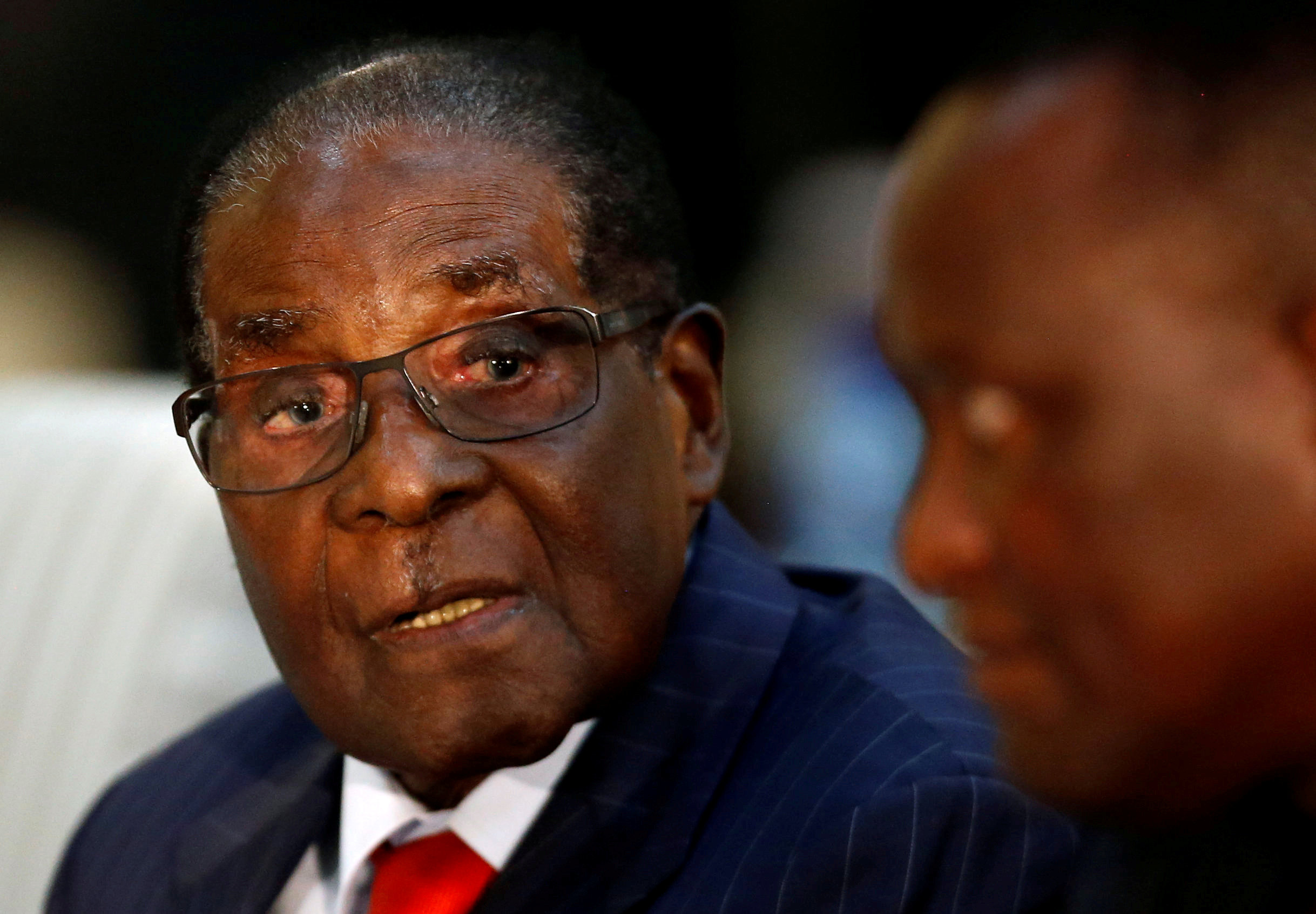 بعد احتجازه في البيت الأزرق.. رئيس زيمبابوي يرضخ ويتنحى عن منصبه