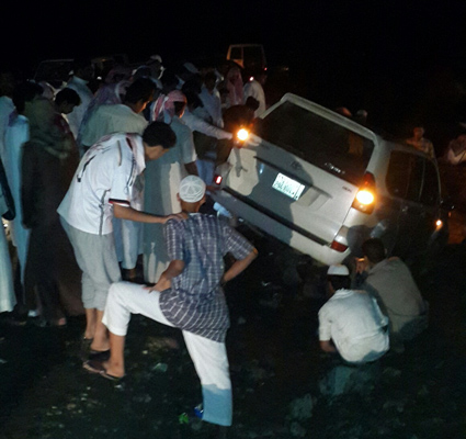 بالصور.. إنقاذ 3 مواطنين سقطت سيارتهم في حفرة شمال الطائف