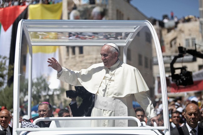 بالصور.. البابا يدعو عباس وبيريس للصلاة من أجل السلام في الفاتيكان