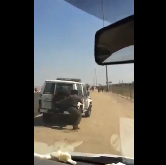 بالفيديو.. أثيوبيون يقذفون الحجارة ويغلقون طريق مكة – جدة