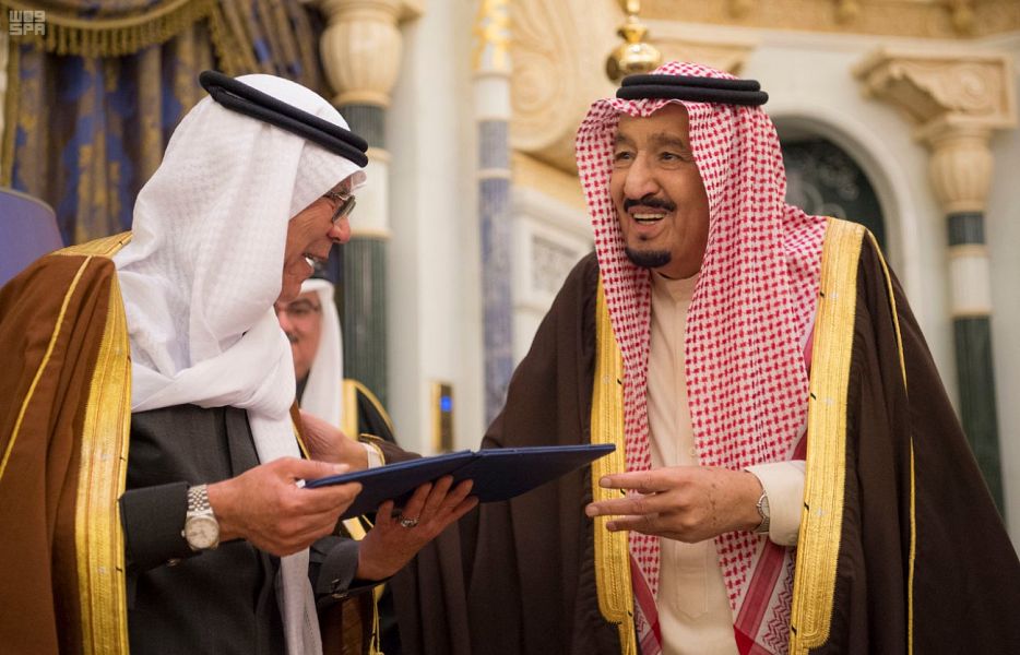 الملك يُكرّم الفائزين بجائزة الملك عبدالعزيز للكتاب وجائزة ومنحة دراسات وبحوث تاريخ الجزيرة العربية