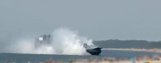 سفينة حربية روسية تصطدم بأحد الشواطئ وسط ذهول رواده