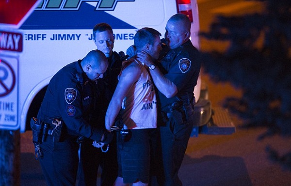 بالصور.. فصل شرطي أمريكي بعد ظهوره في صور وهو يخنق طالبا