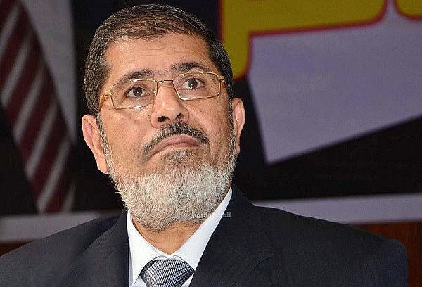 المحكمة ترفض بدء الجلسة إلا بعد ارتداء مرسي “البدلة البيضاء”