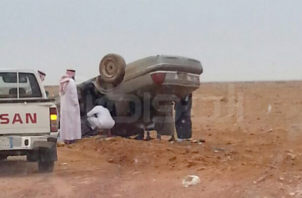 بالصور.. انقلاب سيارة فورد قرب “هجرة زبالا” برفحاء