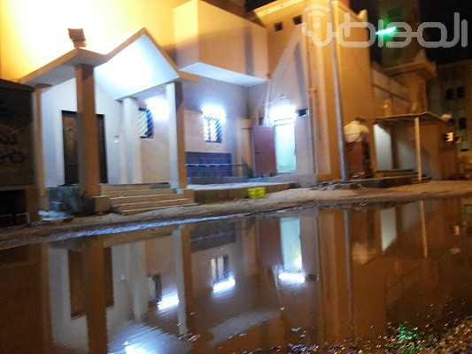 بالصور.. مياه الصرف تحاصر مسجداً في “مطار جازان”