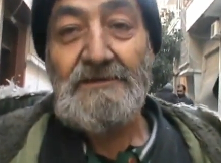 بالفيديو.. مسنّ سوري قبل إجلائه من حمص: النصر قادم!