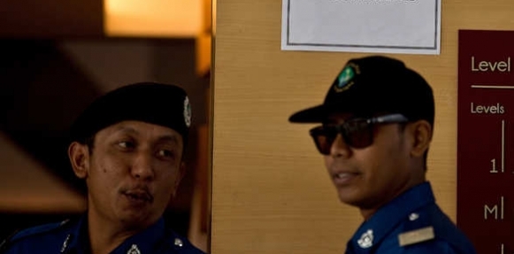 تكثيف الوجود الأمني حول منزل قائد الطائرة الماليزية المفقودة