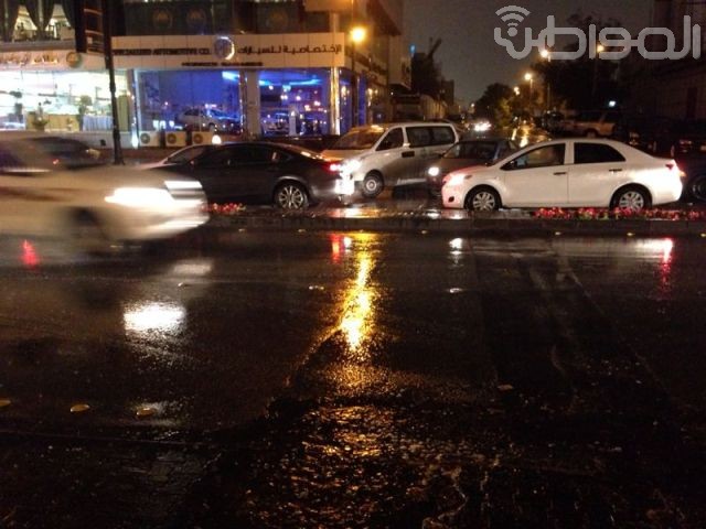 الآن .. تواصل هطول الأمطار الغزيرة على أحياء الرياض