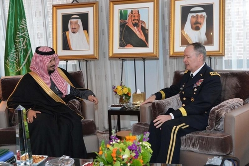 الأمير سلمان بن سلطان يلتقي بيرنز في زيارته لواشنطن