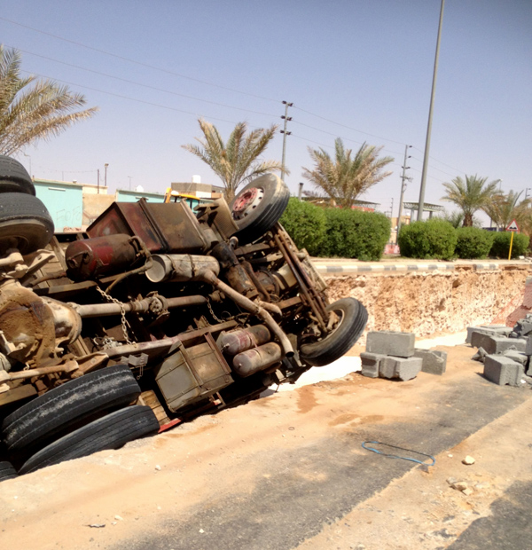 بالصور.. سقوط شاحنة “بلاط” بحفريات الصرف الصحي برفحاء