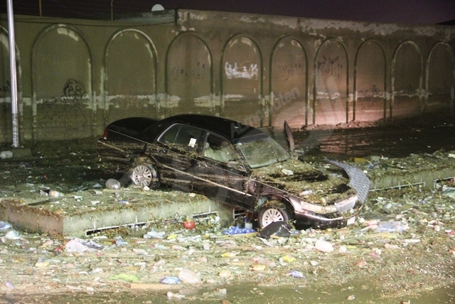 شاهد بالصور .. تضرر السيارات في حي المنتزه بالطائف
