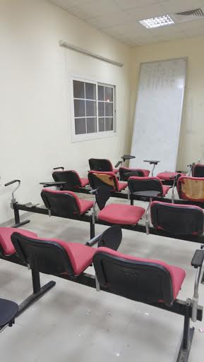 بالصور.. طلاب جامعة #الطائف يلجؤون لفرش السجاد على الكراسي المتهالكة