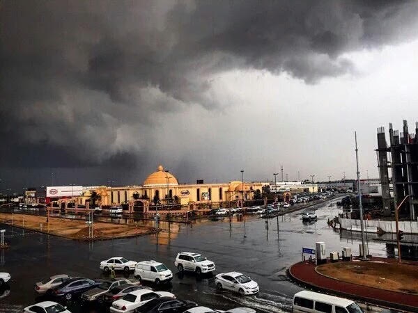 #جدة_الآن .. برغم الكوارث والخطر.. مطر وكورنيش وبحر