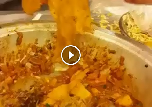 بالفيديو.. ملابس داخلية في وجبة بأحد مطاعم مكة !