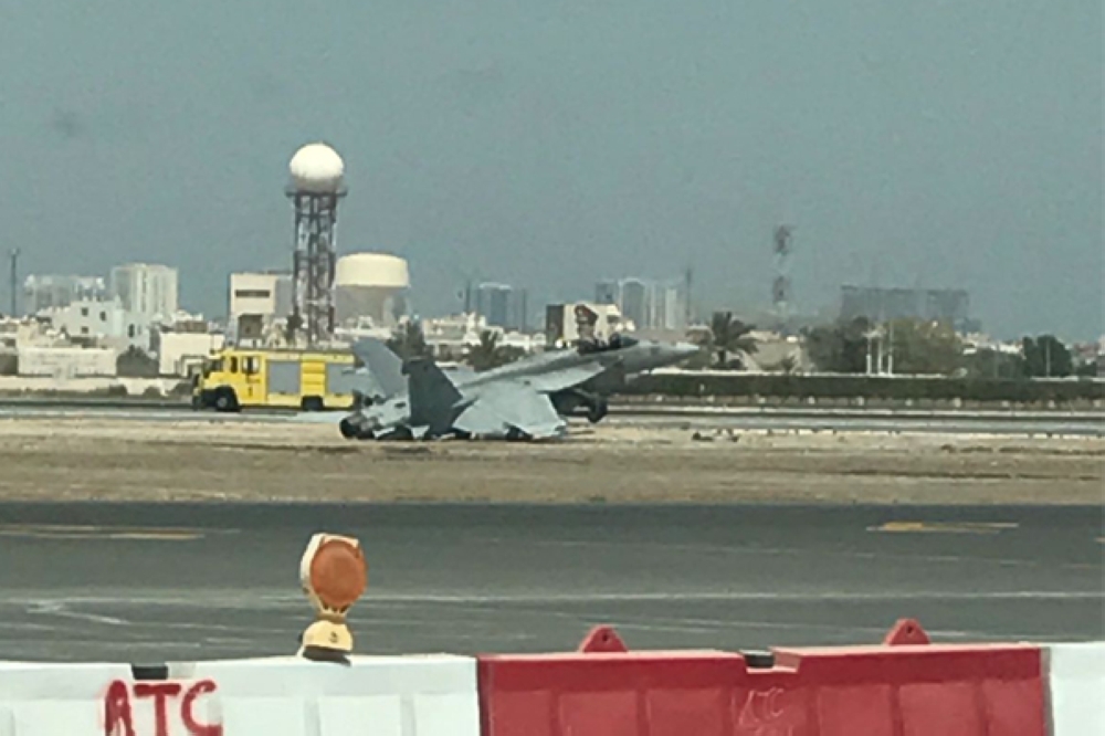 بالصور.. طائرة عسكرية أميركية تتعرض لحادث في مطار البحرين