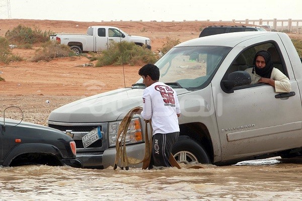 بالصور ..شباب يعرضون أنفسهم للخطر في أمطار الرياض