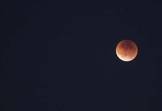 صور  Lunar eclipse بالتزامن مع خسوف القمر