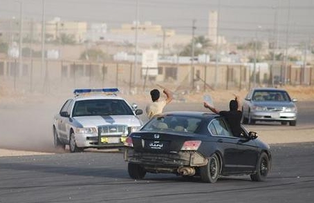 السجن 10 سنوات والجلد والمنع من القيادة على “كنج النظيم”